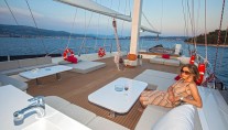 Sailing yacht NAVILUX -  Sundeck Dining and Lounging